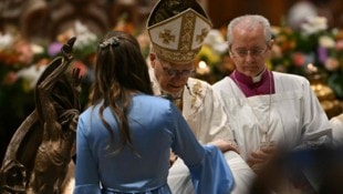 Während der „Osterwache“ taufte der Papst, einer Tradition folgend, zehn Erwachsene.