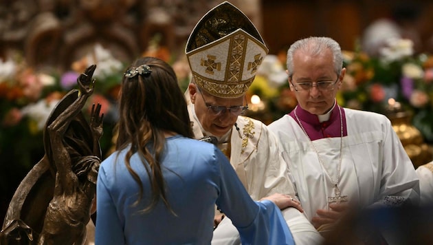 Während der „Osterwache“ taufte der Papst, einer Tradition folgend, zehn Erwachsene.