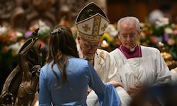Während der „Osterwache“ taufte der Papst, einer Tradition folgend, zehn Erwachsene.