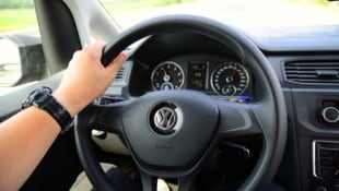 Das Pärchen setzte sich ins fremde Auto und düste los. (Symbolbild)