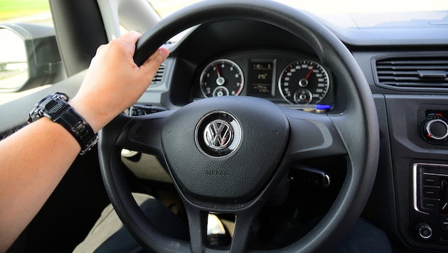 Das Pärchen setzte sich ins fremde Auto und düste los. (Symbolbild)