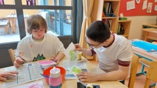 Basteln gehört zum vielfältigen Programm, fördert die Fähigkeiten der Schüler.