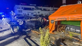 Der Pkw überschlug sich und landete auf dem Dach.