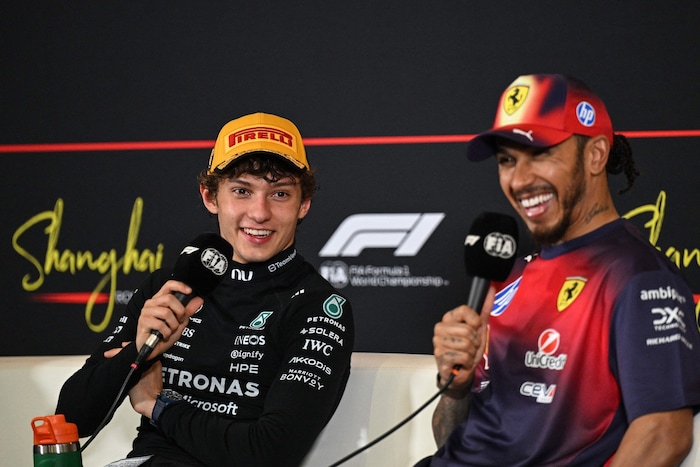 Lewis Hamilton (l.) – hier neben Kimi Antonelli – hat wieder Grund zur Freude.