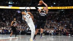 Nikola Jokic (r.) im Duell mit Victor Wembanyama