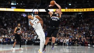 Nikola Jokic (r.) im Duell mit Victor Wembanyama