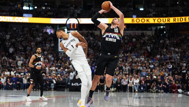 Nikola Jokic (r.) im Duell mit Victor Wembanyama