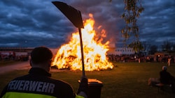 Das Osterfeuer in Raaba-Grambach (Bild) verlief am Karsamstag stimmungsvoll und friedlich. Jenes ...