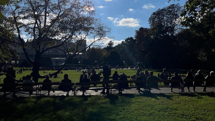 Mit zahlreichen Bänken lädt der Stadtpark bei diesen frühsommerlichen Temperaturen zum Verweilen ...