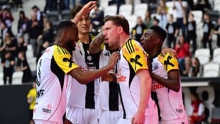 Die Linzer Jubeltraube nach dem 4:1-Sieg gegen die Wiener Austria …