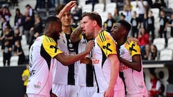 Die Linzer Jubeltraube nach dem 4:1-Sieg gegen die Wiener Austria …