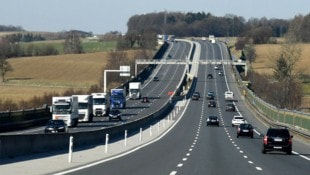 Für 65 Prozent der 1000 Befragten hat das Auto einen hohen Stellenwert, bei Landbewohnern sind ...