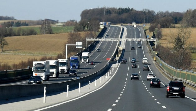 Für 65 Prozent der 1000 Befragten hat das Auto einen hohen Stellenwert, bei Landbewohnern sind ...