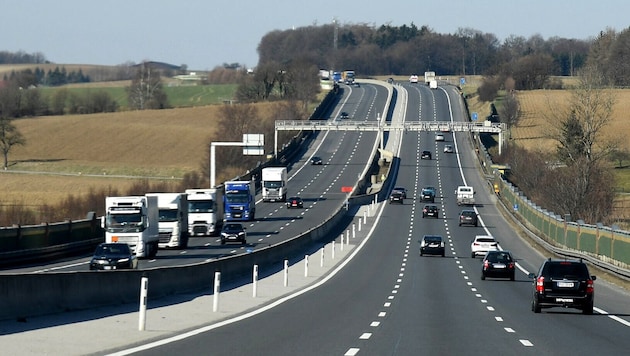 Für 65 Prozent der 1000 Befragten hat das Auto einen hohen Stellenwert, bei Landbewohnern sind ...