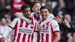 Paul Wanner (Mitte) jubelt mit seinen PSV-Kameraden
