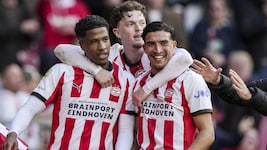 Paul Wanner (Mitte) jubelt mit seinen PSV-Kameraden