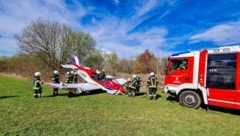Die Feuerwehr musste das Flugzeug bergen.
