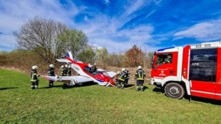 Die Feuerwehr musste das Flugzeug bergen.