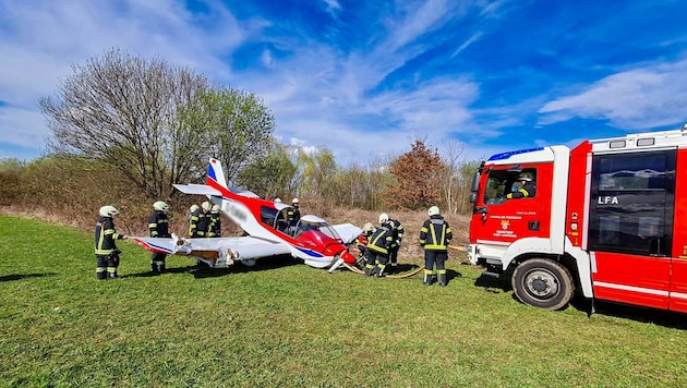 Die Feuerwehr musste das Flugzeug bergen.
