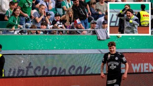 Filip Rozga wurde mit unzähligen Getränke-Bechern beworfen. Ein Sturm-Betreuer ging dabei zu ...