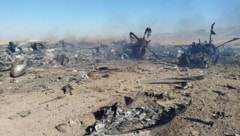 Die Trümmer von zwei beschädigten Transportflugzeugen, die von den USA am Rettungsort im Iran ...