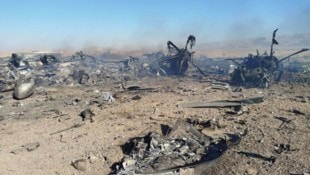 Die Trümmer von zwei beschädigten Transportflugzeugen, die von den USA am Rettungsort im Iran ...