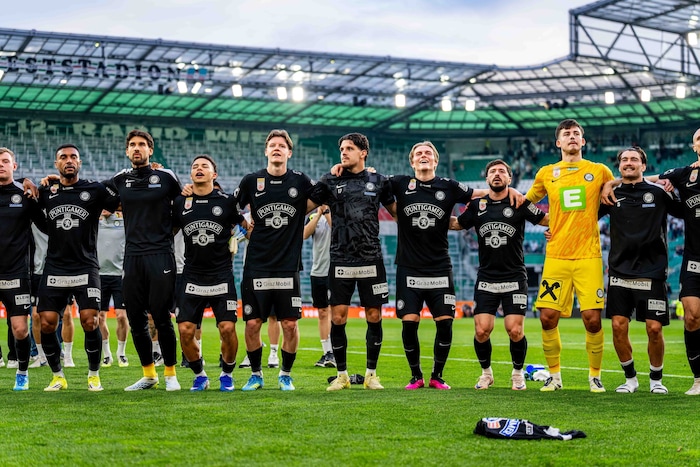 Sturms Spieler feierten mit den mitgereisten Fans in Wien.