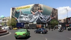 Kriegspropaganda in Teheran mit Revolutionsgardisten