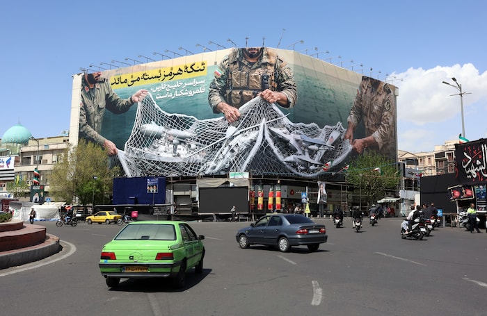 Kriegspropaganda in Teheran mit Revolutionsgardisten