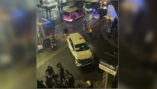 Der Taxi-Lenker wurde verletzt, der Unfallgegner flüchtete.