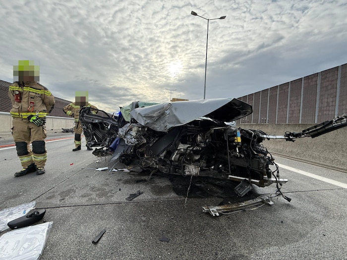 Ein Auto krachte auf der S1 gegen einen Anpralldämpfer – die Beifahrerin kam dabei ums Leben.