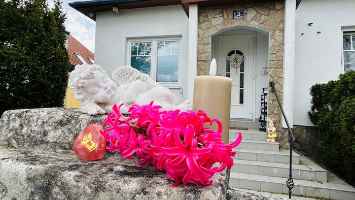 Vor dem Familienhaus wurde bereits eine Kerze angezündet. Die ganze Gemeinde steht unter Schock.