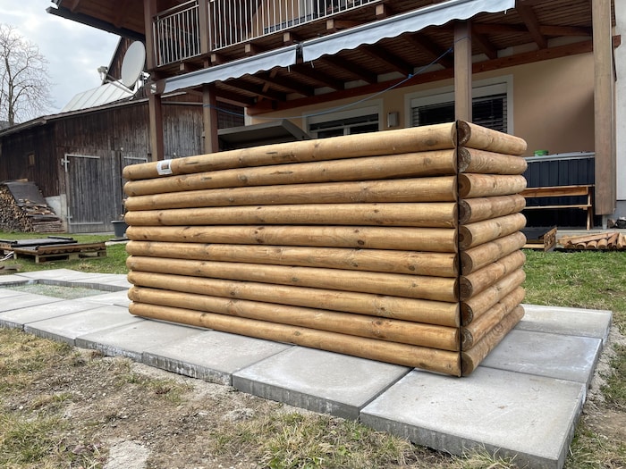 Im Garten entstehen zwei Hochbeete. Nagergitter sollen Wühlmäuse abhalten.