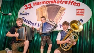 Neben Harmonikaspielern waren auch andere Musiker vertreten: Baritonisten sorgten für den ...