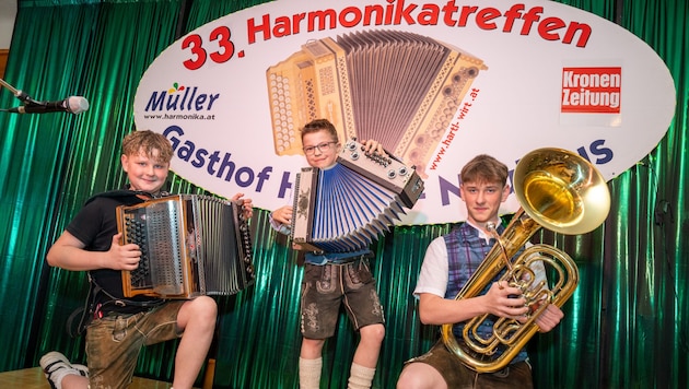 Neben Harmonikaspielern waren auch andere Musiker vertreten: Baritonisten sorgten für den ...