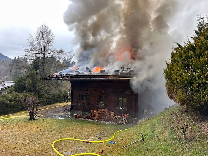 Das Holzhaus wurde vollständig ein Raub der Flammen.