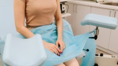 Die Frau (Symbolbild) ist seit der intimen Untersuchung schwer traumatisiert. Klagen will sie ...