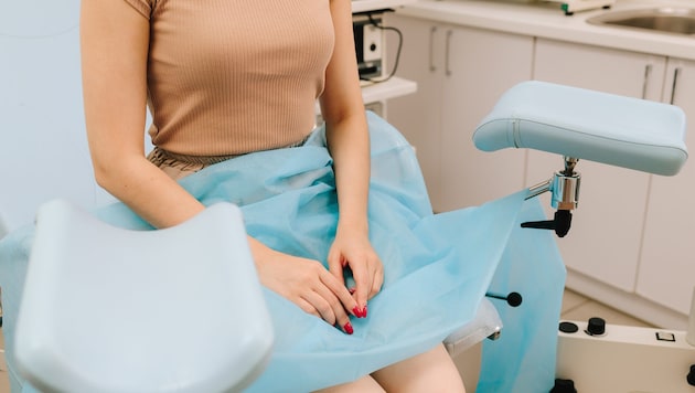 Die Frau (Symbolbild) ist seit der intimen Untersuchung schwer traumatisiert. Klagen will sie ...