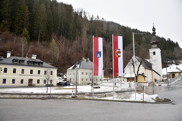 Die Kirche steht mitten im Ortskern.
