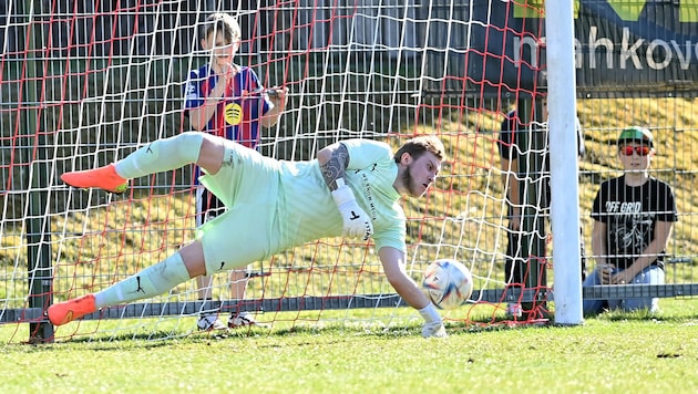 St. Pauls Goalie Dominik Messner war beim Elfmeter in der 96. Minute sogar dran!