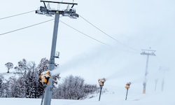 Ohne massive Beschneiungsanlagen geht nichts mehr: Die Schneekanonen retten Skigebieten die ...