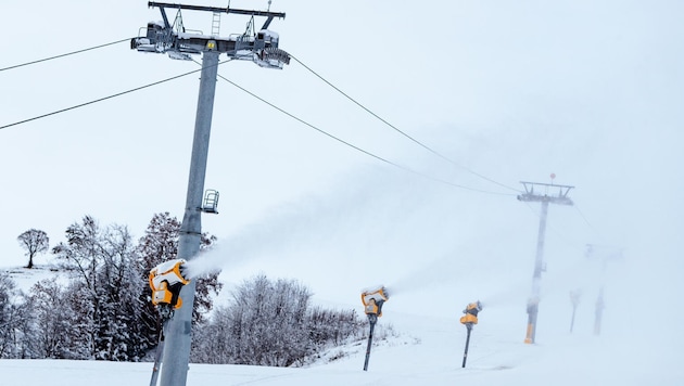 Ohne massive Beschneiungsanlagen geht nichts mehr: Die Schneekanonen retten Skigebieten die ...