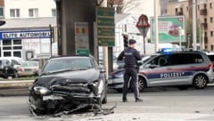 Nach dem Unfall musste die Polizei den Verkehr an der Kreuzung regeln.  