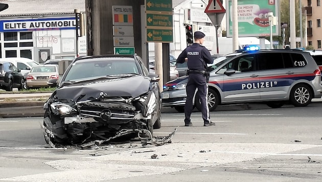 Nach dem Unfall musste die Polizei den Verkehr an der Kreuzung regeln.