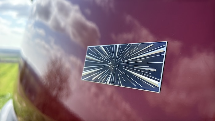 Das Performance-Modell ist unter anderem an der Plakette zu erkennen.