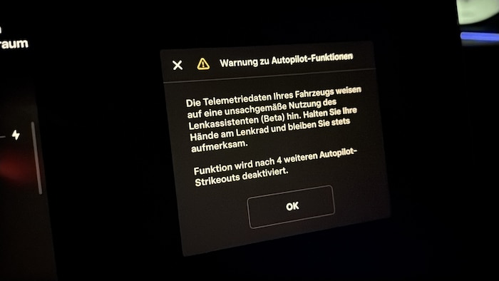 Der Autopilot überwacht den Fahrer gnadenlos.