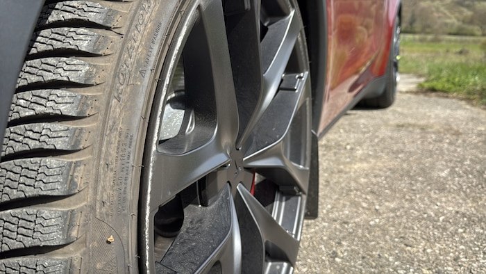 Unglaublich: Die serienmäßigen 21-Zoll-Felgen stehen über. Randsteinkontakt ist daher ...