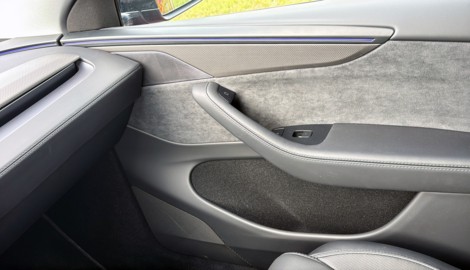 In Teslas ist im Fall des Falles die Notentriegelung der Türen zu schwer zu finden.