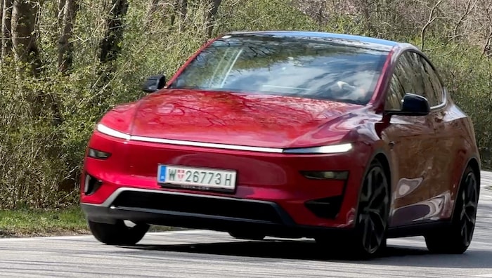Teslas Model Y Performance liegt gut auf der Straße.