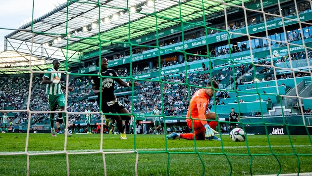 Torhüter Niki Hedl leistete sich erneut einen Patzer.